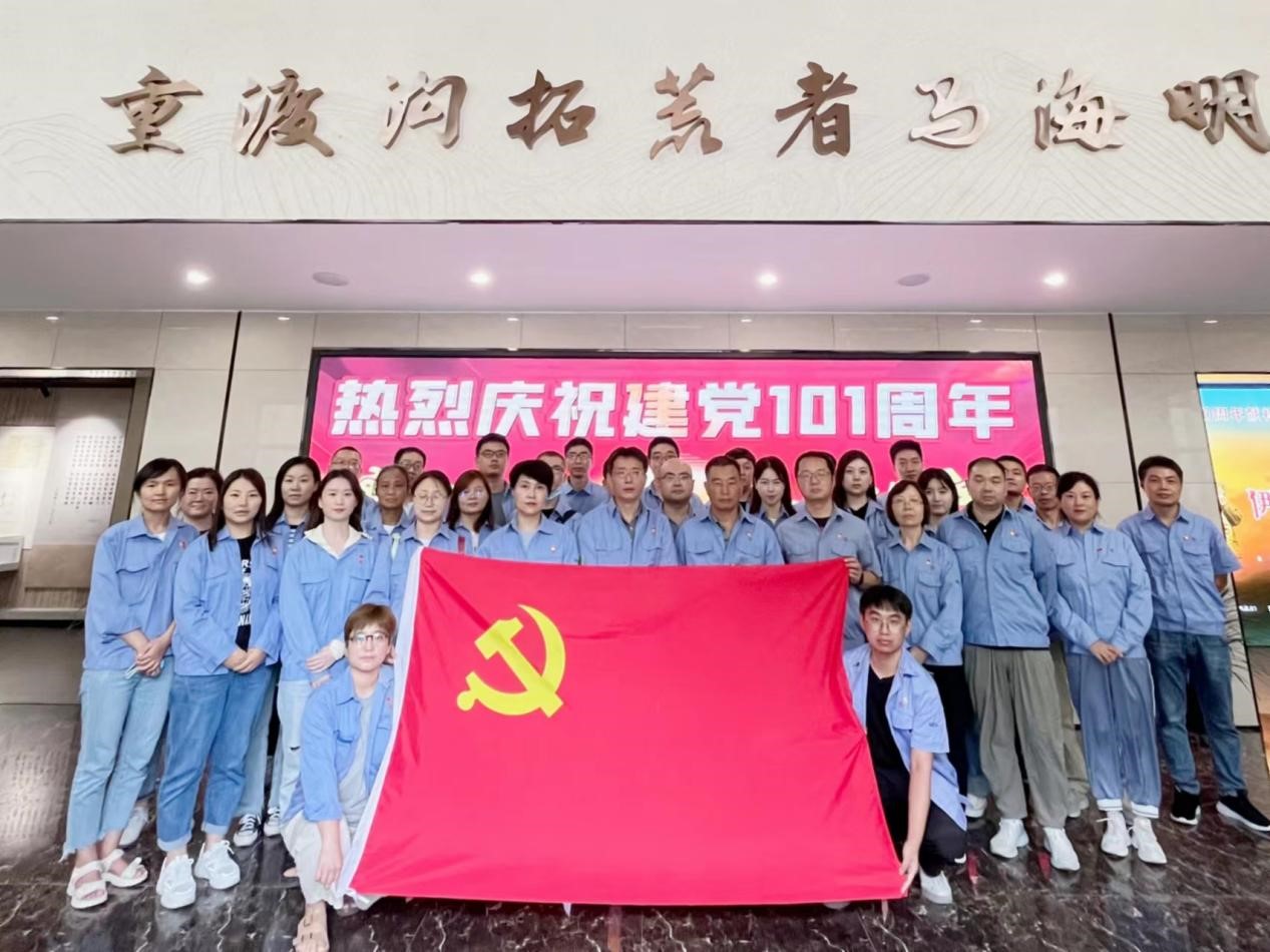 向进步前辈进修，向表率致敬